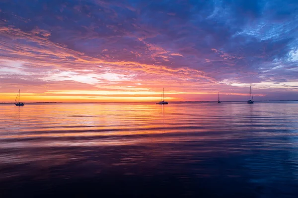 Sonnenuntergang über dem Meer mit goldenem, dramatischem Himmelspanorama. Ruhige See mit Sonnenuntergang. Ozean und Himmel Hintergrund. — Stockfoto