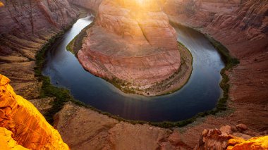 Arizona 'daki Colorado Nehri' nde manzaralı Horseshoe Bend Kanyonu. Gün batımında At nalı Kıvrımı.