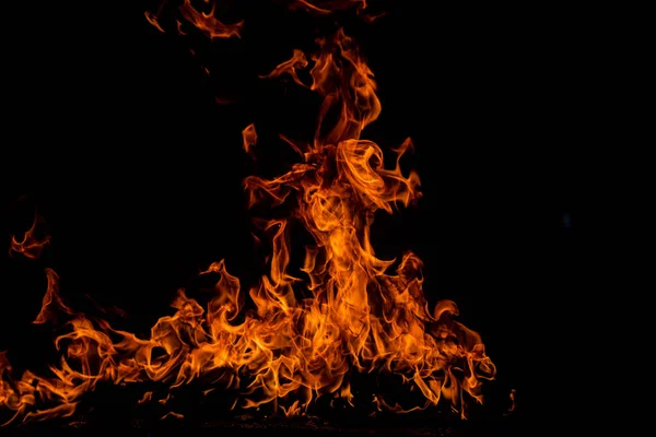 Siyah arka planda yangın alevleri. Ateş, izole edilmiş, soyut bir yapı. Yanan ateşle yanan patlama efekti. — Stok fotoğraf