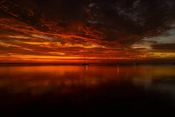 Playa tropical con suave ola y atardecer cielo abstracto de fondo. Paisaje marino al amanecer sobre el mar. Naturaleza paisaje. Hermoso paisaje nublado sobre el mar, toma del amanecer. — Foto de Stock