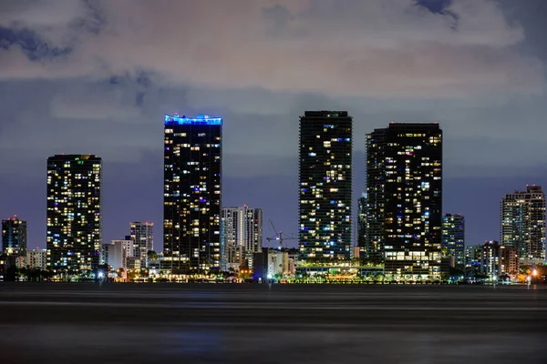 Miami centro. Distrito financiero de Miami, luces y reflejos de las luces de la ciudad. — Foto de Stock