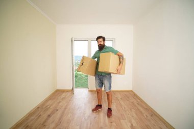 Emlakçı yeni evine taşınıyor. Yeni bir daireye taşınıyorum. Kutu, Taşınma Evi,