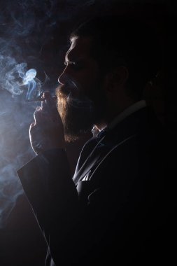 Siyaha karşı duman. Sigara içen adam. Sigara içen işadamı.