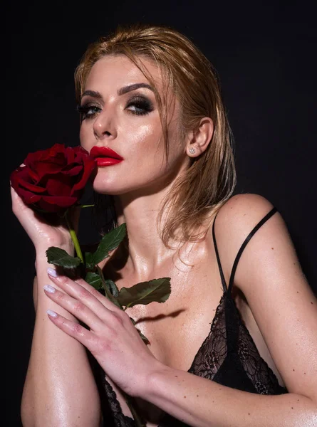 Retrato de uma mulher com um retrato de mulher atraente com rosa vermelha. rosa flor. Moda beleza modelo mulher rosto. Nofilter pele inalterada. — Fotografia de Stock