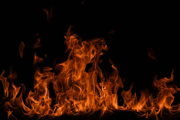 Ogień odizolowany na czarnym tle. Ogień spalić płomień izolowane, płonące płonącej koncepcji projektu sztuki z miejsca na tekst. — Zdjęcie stockowe