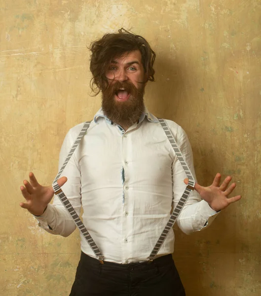 Retrato de cara louca desgrenhada engraçado puxar seus suspensórios sentir grito expressão rosto sincero. Retrato de engraçado homem louco funky com gesto de vitória comemorar o sucesso. — Fotografia de Stock