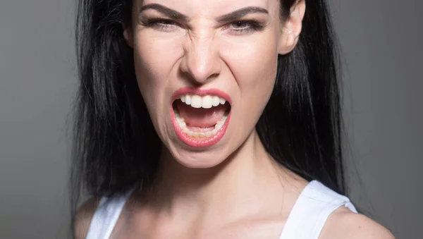 Boze vrouw, overstuur meisje. Schreeuwen, haten, woede. Pensieve vrouw voelt zich woedend gek en gekke stress. — Stockfoto