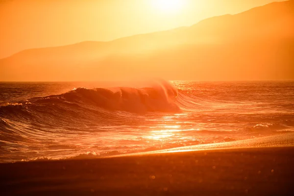 Gold sky and sea water. Sea waves background. Seascape on sunrise over sea. Nature landscape. Beautiful cloudscape over the sea, sunrise shot. — Stock Photo, Image