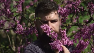 Leylak kokan bir adam. Sakallı, şık bıyıklı, yüzünde bahar çiçekleri olan sakallı bir adam. Sakallı şık adam..