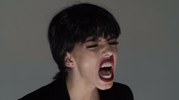Fiatal nő frusztrált a düh, kiabálás őrült. — Stock videók