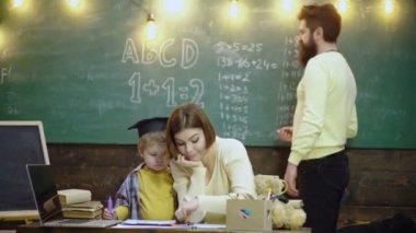 Aile okulu ve çocuklar evde eğitim görüyor. Küçük çocuk bilgi gününde okula geri dönüyor. İlkokuldaki öğrenci çocuklar..