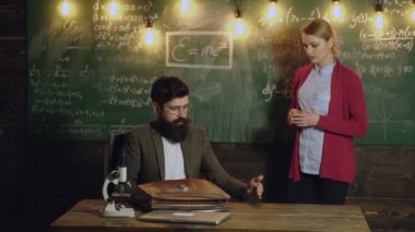 Matematik okulunda matematik dersi öğretmeni. Profesör bir sınıfta. Öğretmenler matematik formülü ve matematik bilimi hakkında tartışıyorlar. Fikirler ve sohbet.
