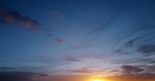 Lapso de tempo, belo fundo de céu timelapse de céu nublado, céu azul com nuvens e sol. Nuvens ao pôr-do-sol. Nuvens de movimento. — Vídeo de Stock