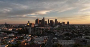 Los Angeles şehir merkezi silueti. Top Aerial View Sinemasal Drone Görüntüsü.