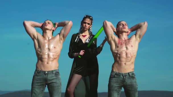 Cultura, estilo e moda juvenis. Grupo de jovens de moda. Hippie menina da moda. Dois nu nu tronco muscular homens e carisma charme glamour menina posando ao ar livre. — Vídeo de Stock