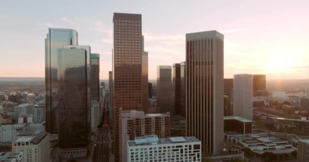 Vista aérea superior de Los Ángeles del centro de la ciudad con rascacielos. Vuelo de los ángeles, filmado LA por dron. — Vídeo de stock