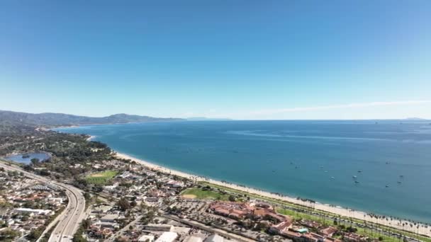 Playa pública de Santa Bárbara. Volando a lo largo de la costa y el océano de Santa Bárbara, California — Vídeo de stock