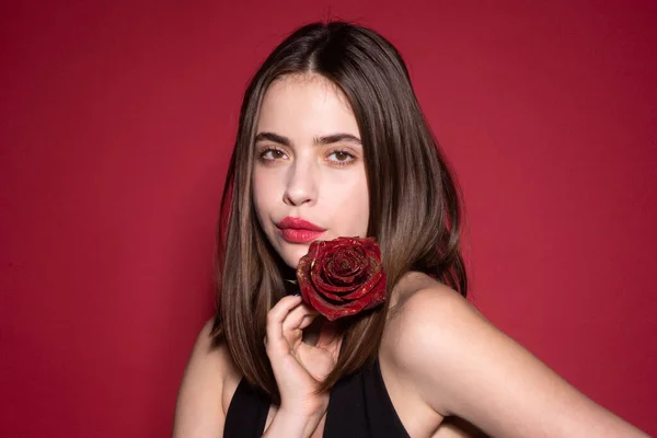 Close-up portrait of young beautiful sexy woman with red rose near face. Vogue spring summer style. Perfume cosmetics concept. Nofilter unaltered skin. Natural skin texture. — ストック写真