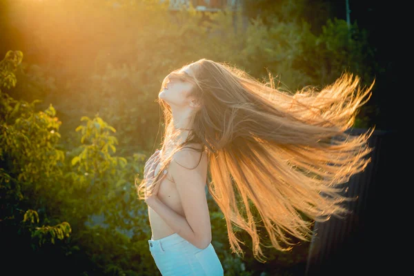 Sexy femme nue avec de beaux cheveux de mouvement. Fille sensuelle nue. Printemps femme romantique, glamour sensuelle jeune dame élégante. Portrait féminin. Attrayant jeune femme mouvement cheveux. — Photo