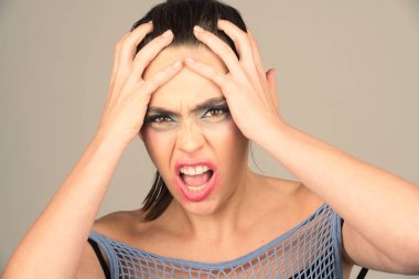 Üzgün ve kızgın bir yüz. Duygusal sinirli kadın, üzgün kız. Çığlık, nefret, öfke.