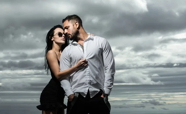 아름다운 젊은 부부가 관능적 인 야외에서 포옹을 한다. 섹시 한 부부, 관능적 인 남편 과 아내. — 스톡 사진