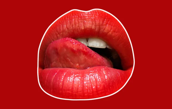 Sexy likkende lippen. Vrouwelijke mond met tong likte zijn rode lippen. Open vrouwelijke mond. — Stockfoto
