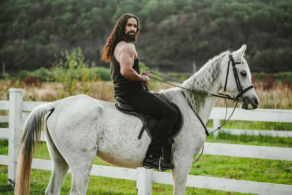 Sexy agricultor homem cavalo equitação. Cowboy muscular a cavalo. — Fotografia de Stock