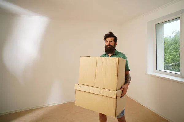 Je déménage dans un nouvel appartement. Jeune homme tenant une boîte en carton. Boîte, Déménagement, — Photo