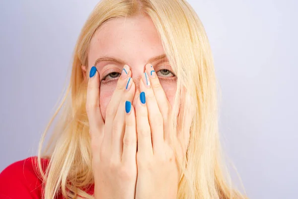 Crazy woman closes her face with a hand. Close up face. Face palm. Oh no. Worried girl covering face with both hands, feeling stressed. — Stock Photo, Image