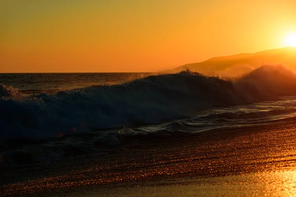 Céu dourado e água do mar. Pôr do sol na paisagem do mar. Céu de pôr-do-sol dramático com nuvens. Ondas salpicam. Pôr do sol dramático sobre o mar. — Fotografia de Stock