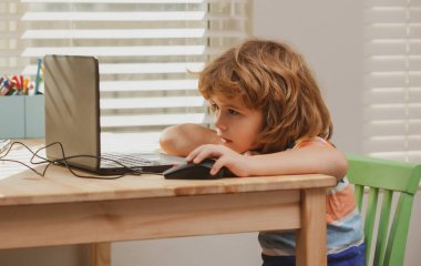 Okulda dizüstü bilgisayar kullanan bir öğrenci..