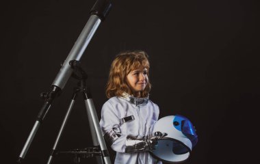 Teleskopla astronotçuluk oynayan çocuk. Başarı, yaratıcılık ve başlangıç konsepti.
