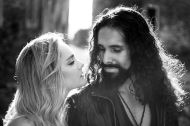 Sevgililer Günü. Aşk Konsepti. Sevgililer Günü 'nü kutlarken birbirlerine bakıp sarılıyorlar..