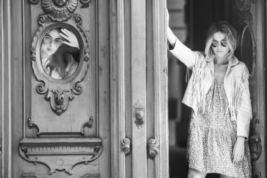 Modaya uygun kadın yüzü caddenin eski kapısının yanında, moda tarzı sokak tarzı..