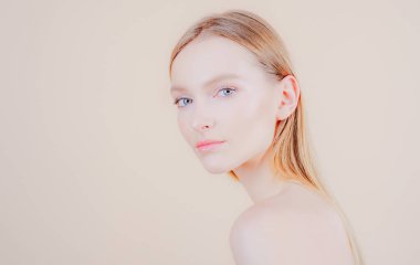 Doğal güzellik makyajı. Kozmetik prosedürleri. Sağlıklı cilt.