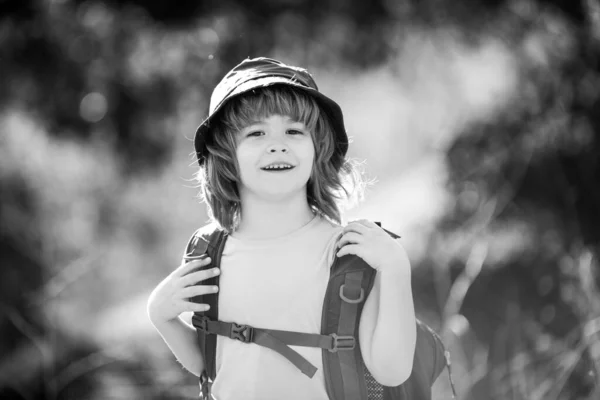 Malý chlapec s batohem turistiku v malebných horách. Chlapec místní turista jde na místní túru — Stock fotografie