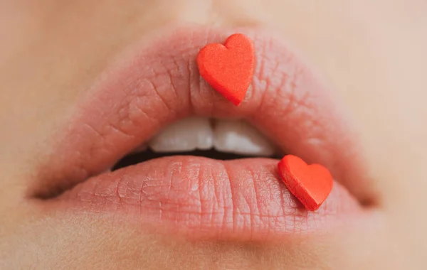 Χείλη με καρδιές. Έννοια αγάπης. Καρδιές γλυκό μακιγιάζ. Όμορφα χείλη. Λιπάσματα. — Φωτογραφία Αρχείου