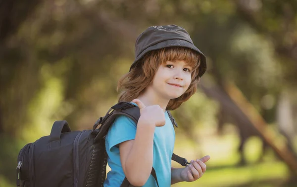 Kind mit Rucksack wandert in malerischen Bergen. Junge einheimische Touristin geht auf lokale Wanderung. — Stockfoto