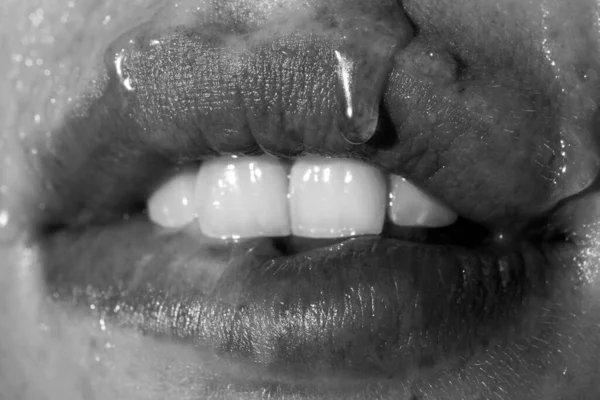 Seksi, pembe dudakları olan, kapalı bir kadın ağzı. Kırmızı rujlu, şehvetli dudakları olan bir kadın. Tutkulu dudak. Seksi kız dudakları. Model yiyen nektar.