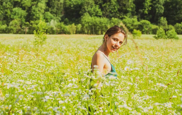 夏の野外で春の女性。健康的な呼吸の概念は、自然との統一。穏やかな女の子は春の空気でリラックスを楽しむ. — ストック写真