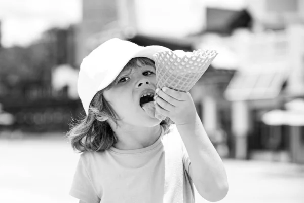 Criança de gelado. Crianças engraçadas comendo sorvete na rua . — Fotografia de Stock