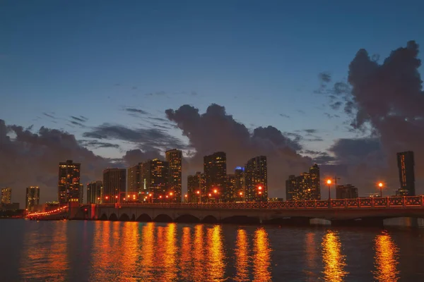 Miami al atardecer. Miami Florida, colorido horizonte de la calzada de Macarthur. —  Fotos de Stock