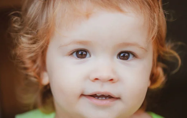 Gros plan macro portrait d'un bébé mignon. Concept d'enfance et de rôle parental. — Photo