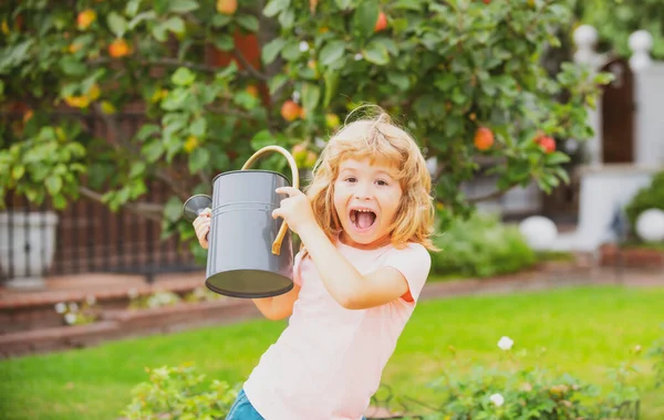 Crianças americanas na quinta. Bela infância. Um miúdo feliz no campo de verão. Rega no jardim. — Fotografia de Stock