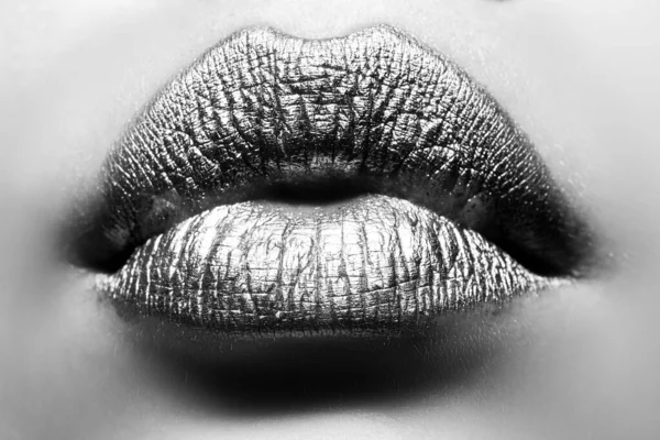 Altın dudaklar. Dudağında altın rengi ruj izi olan bir kadın. Isıran parlak dudaklar..