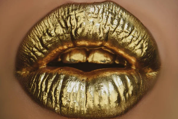 Lápiz labial dorado en los labios, boca dorada femenina. Imprime los labios. Cosméticos de lujo para mujeres. Textura de labio dorado. —  Fotos de Stock