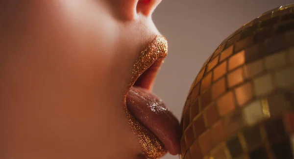 Sensuales labios dorados. Labio de metal dorado de moda. Hermoso maquillaje. — Foto de Stock