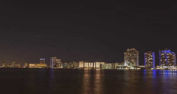 マイアミの夜の街。アメリカのダウンタウンの高層ビルの風景、軽量の町. — ストック写真