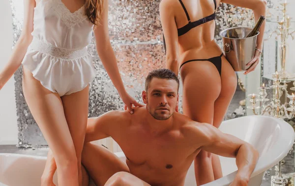 Banyodaki seksi adam. Çok eşlilik aşkı. Banyoda seksi kızları olan zengin bir adam. Eş değiştirme, seks partisi ya da banyoda üçlü seks. Biseksüel kadın. Cinsel fantezi.