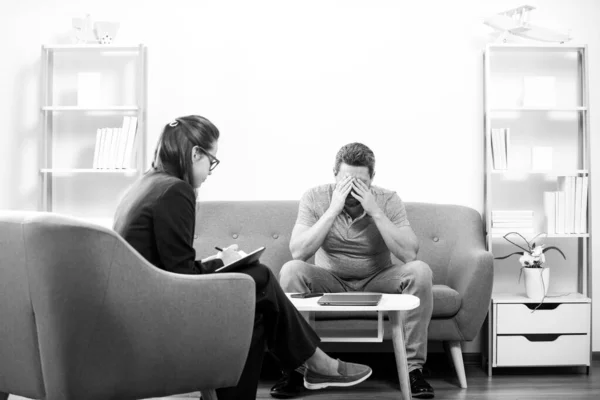 Deprimido terapia problema homem de meia-idade. Homem discutindo seus problemas psicológicos com um psiquiatra durante uma sessão de terapia. — Fotografia de Stock